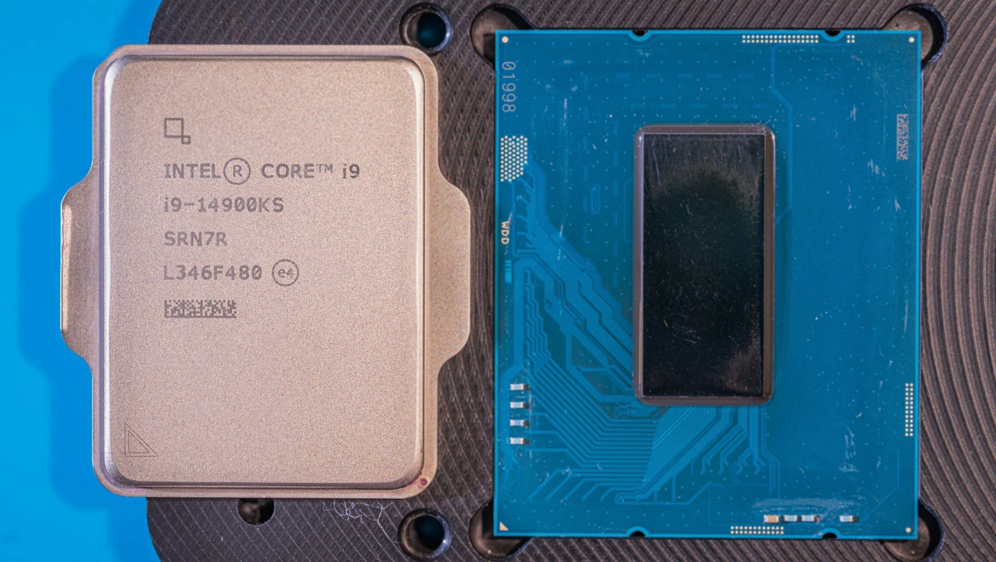 Intel Core i9-14900KS Processor Exposure Before Opening Cover: Cinebench Runs Score Cooling by 10 ℃